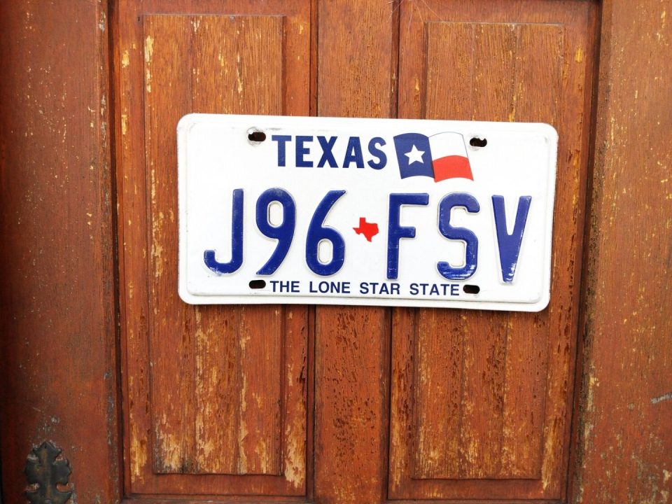 découvrez tout ce qu'il faut savoir sur la fin des plaques papier au texas : nouvelles règles, dates clés et démarches pour obtenir votre plaque officielle. restez informé des changements dans la législation texane !