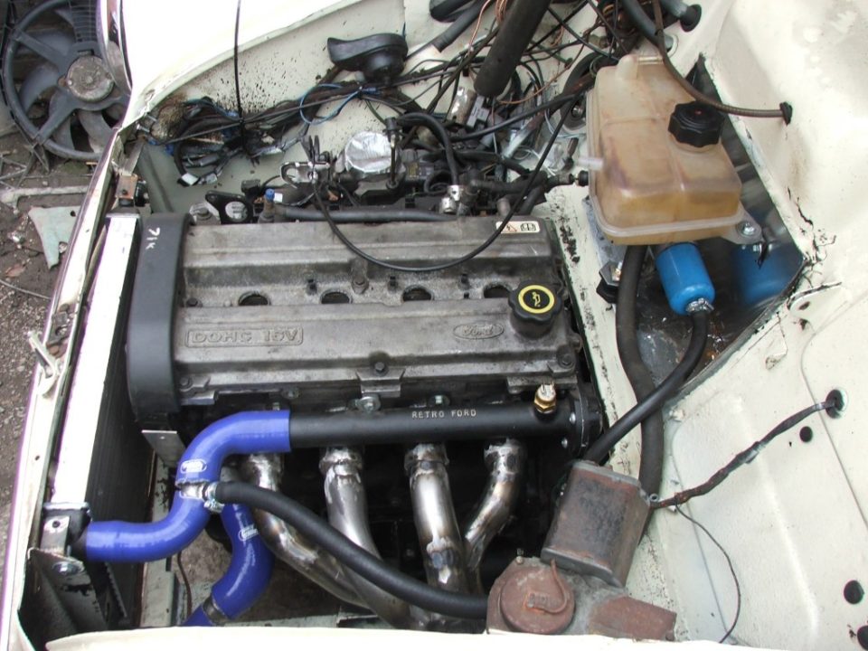 une voiture s'est envolée d'un pont sur une voie ferrée, un accident spectaculaire aux conséquences graves. découvrez les détails de cet incident impressionnant.