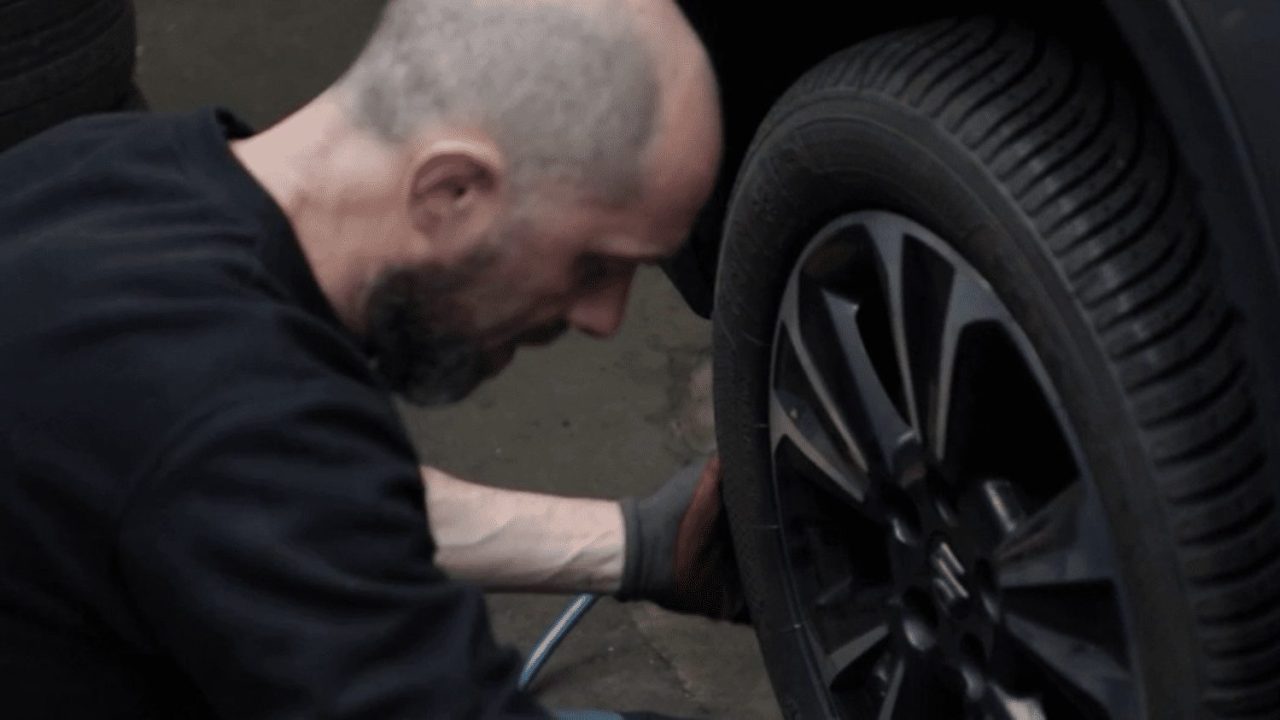 découvrez comment les pneus neige assurent votre sécurité sur la route toute l'année, en offrant adhérence et performance même dans des conditions hivernales difficiles.