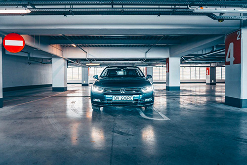 découvrez comment choisir la meilleure assurance pour votre parking voiture et protégez votre véhicule contre les risques de vol, dommages et accidents.